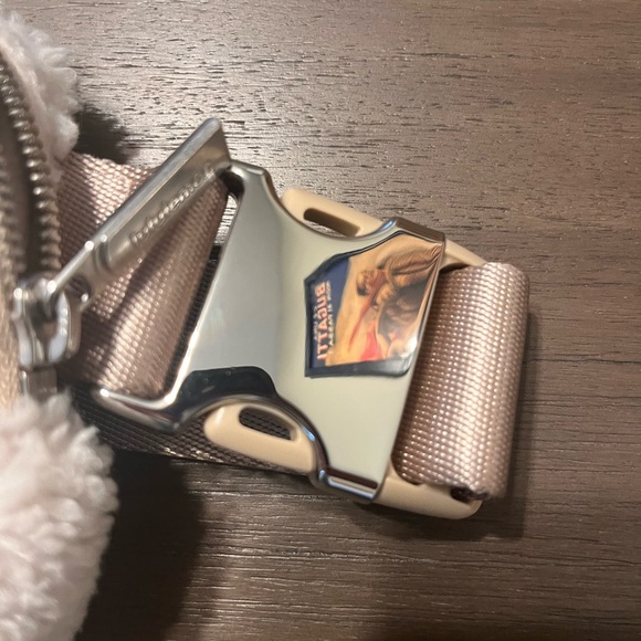 Lulú Lemon Cream Plush Fleece Everywhere Belt Bag - Picture 2 of 6